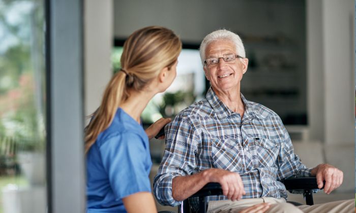 Aide-soignant : 5 idées de reconversions et passerelles possibles